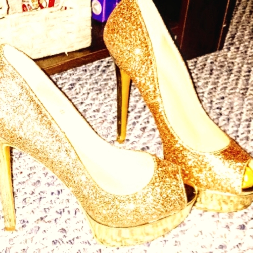 NEW NEVER EORN 8 INCH PUNMPS GOLD GLASS LOOK PLATFORM GLIITER GOLD OPEN TOE..
